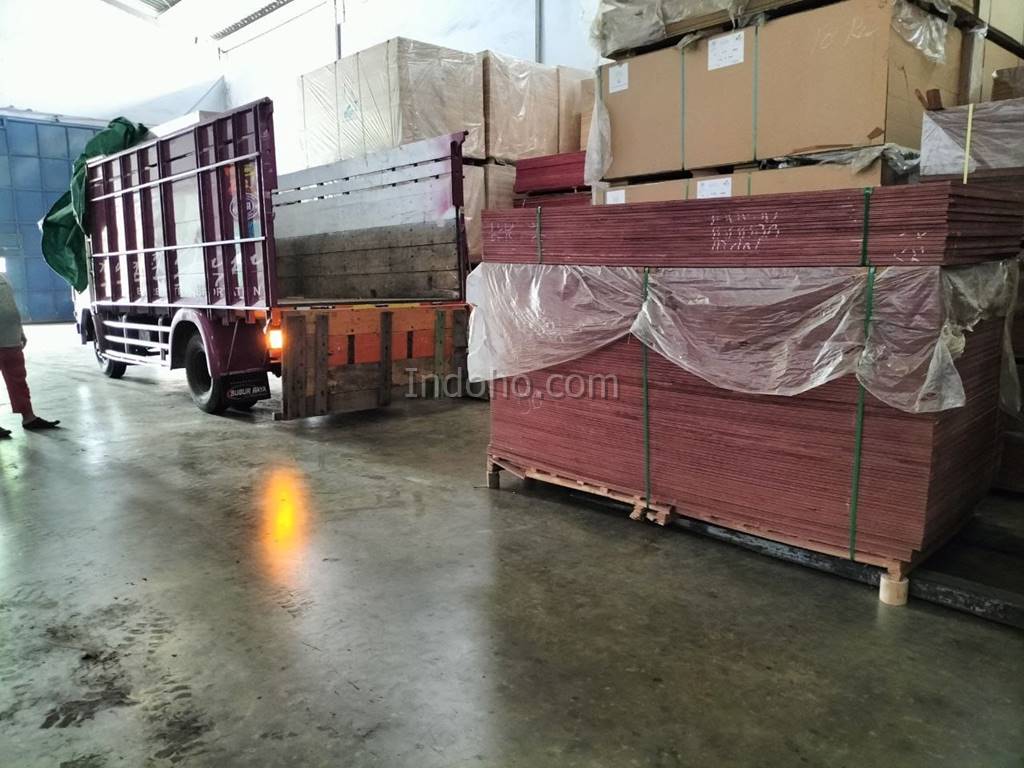 Pengiriman triplek phenolic film face PT Indoho Semarang ke proyek konstruksi