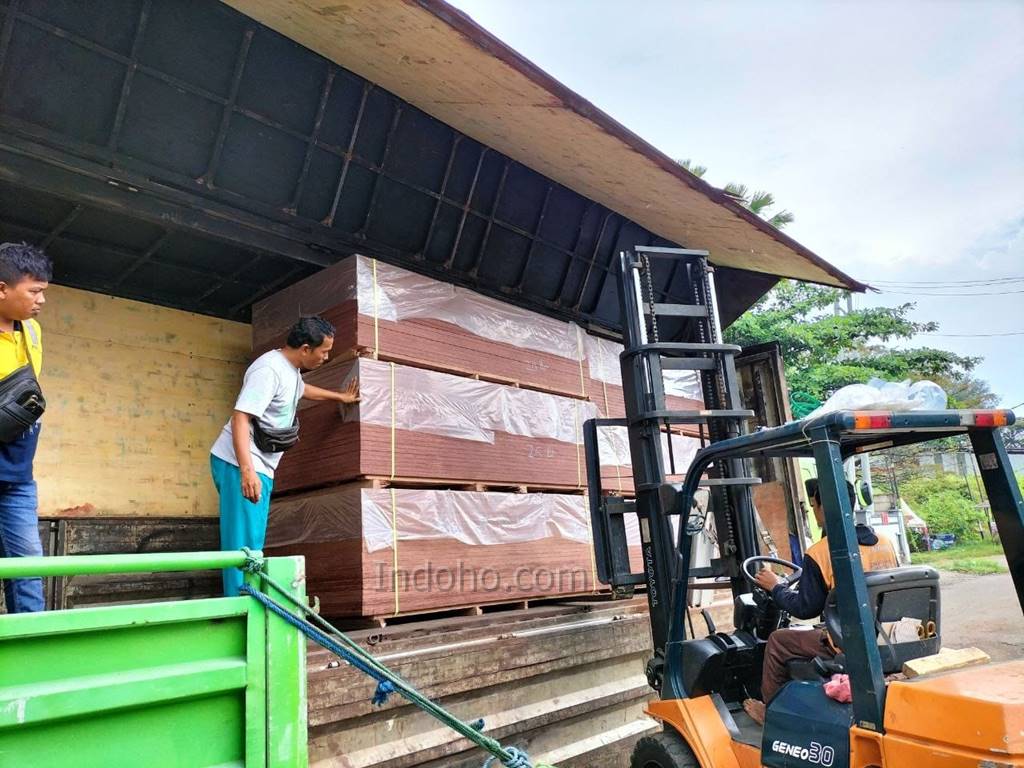 Loading triplek phenolic film face menggunakan forklift PT Indoho Semarang