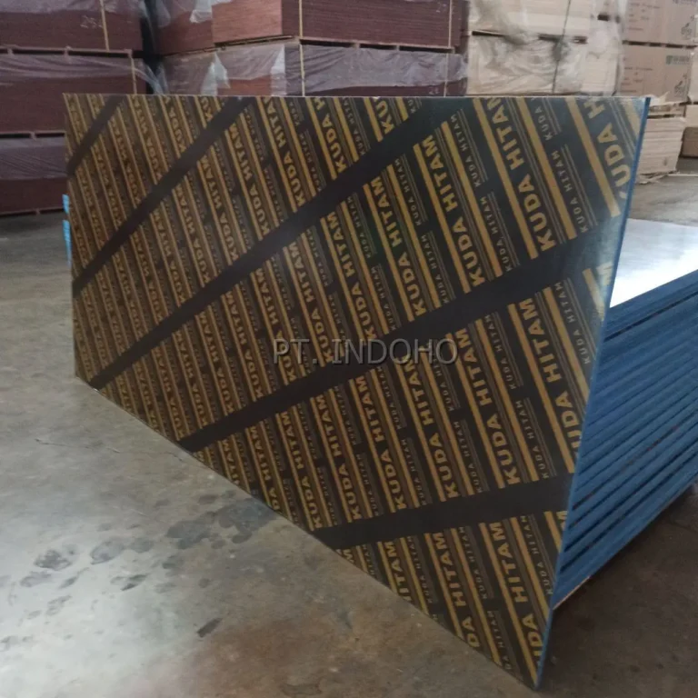 Lembaran triplek phenolic film face 1220 x 2440 mm merk Kuda Hitam
