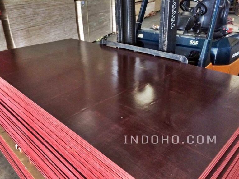 Penyimpanan vertikal stok triplek film face polos di gudang Semarang